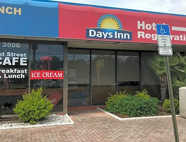 Days Inn by Wyndham Bradenton - Near the Gulf hotel detail image 1