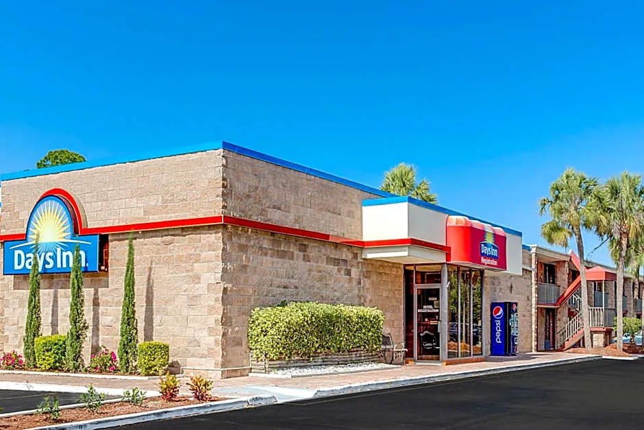 Days Inn by Wyndham Bradenton - Near the Gulf hotel hero