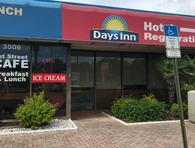 Days Inn by Wyndham Bradenton - Near the Gulf hotel detail image 1