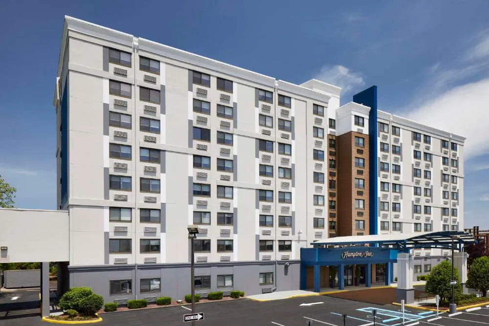 Hampton Inn Newark Airport hotel hero