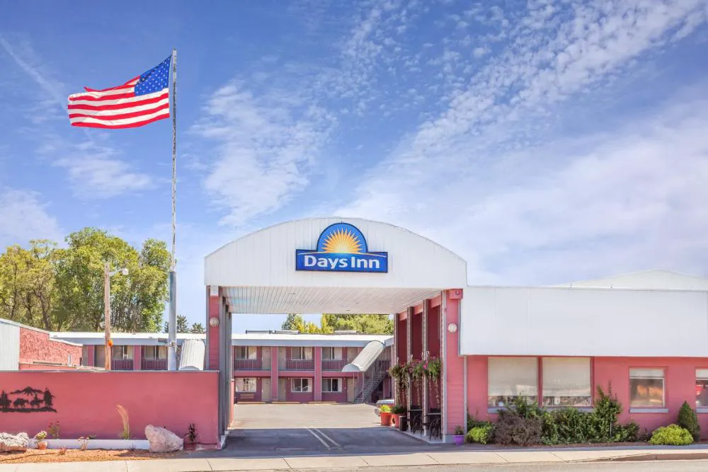 Days Inn by Wyndham Burns hotel hero