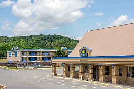 Days Inn by Wyndham Staunton hotel hero