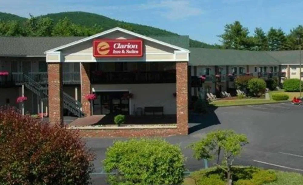 Clarion Inn & Suites at the Outlets of Lake George hotel hero