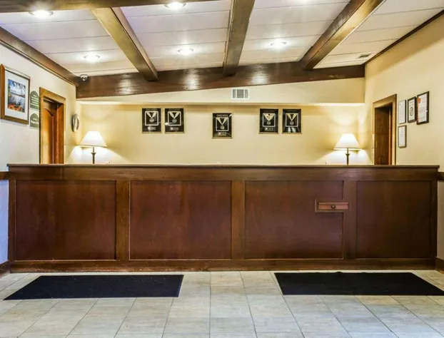 Clarion Inn & Suites at the Outlets of Lake George hotel detail image 2