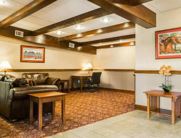 Clarion Inn & Suites at the Outlets of Lake George hotel detail image 3