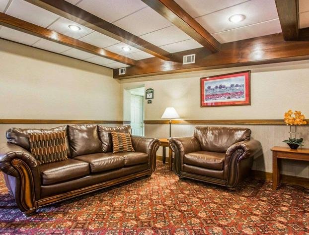 Clarion Inn & Suites at the Outlets of Lake George hotel detail image 1