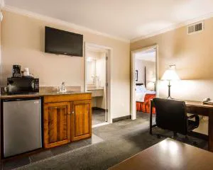 Clarion Inn & Suites at the Outlets of Lake George hotel detail image 4