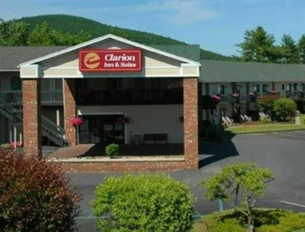 Clarion Inn & Suites at the Outlets of Lake George hotel detail image 1