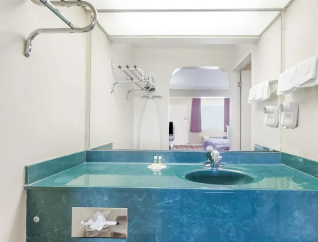 Days Inn by Wyndham Clinton hotel detail image 2