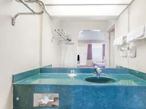 Days Inn by Wyndham Clinton hotel detail image 3