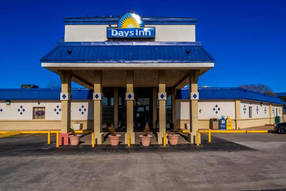 Days Inn by Wyndham Clinton hotel hero