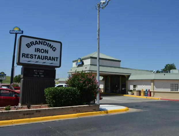 Days Inn by Wyndham Clinton hotel detail image 1