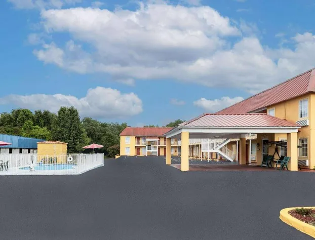 Days Inn by Wyndham Barnwell hotel detail image 1