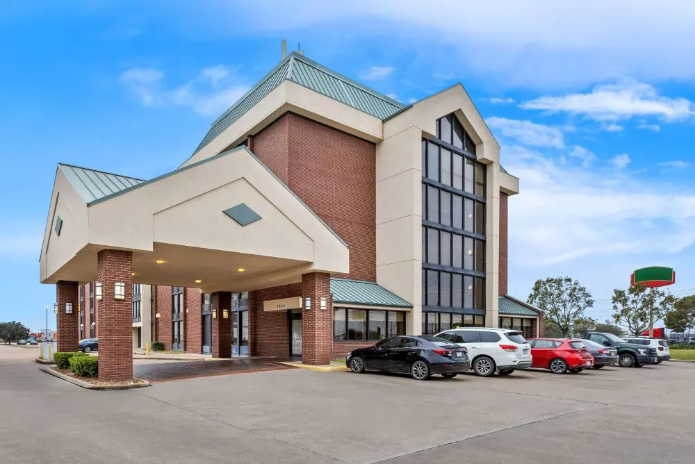 Sonesta Essential Houston Hobby Airport hotel hero