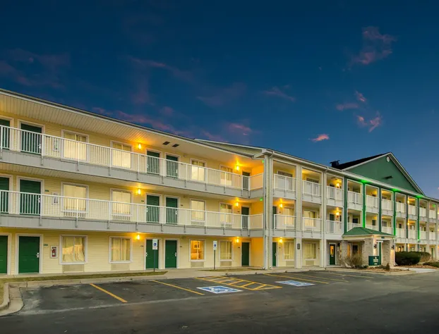 HomeTowne Studios By Red Roof Denver - Glendale/ Cherry Creek hotel detail image 2