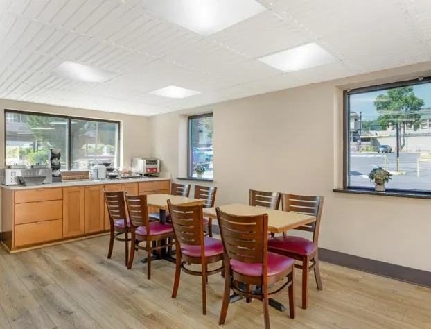 Econo Lodge Inn & Suites Gatlinburg at the Convention Center hotel detail image 3