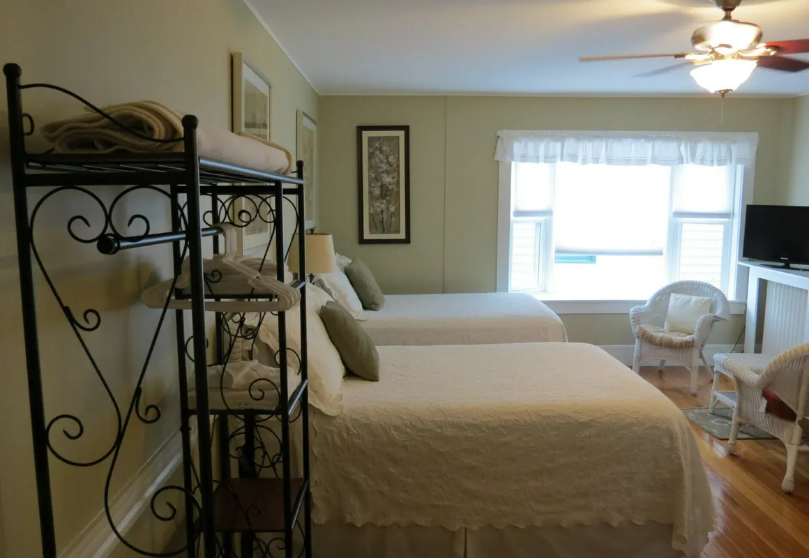 Café Drydock & Inn hotel hero