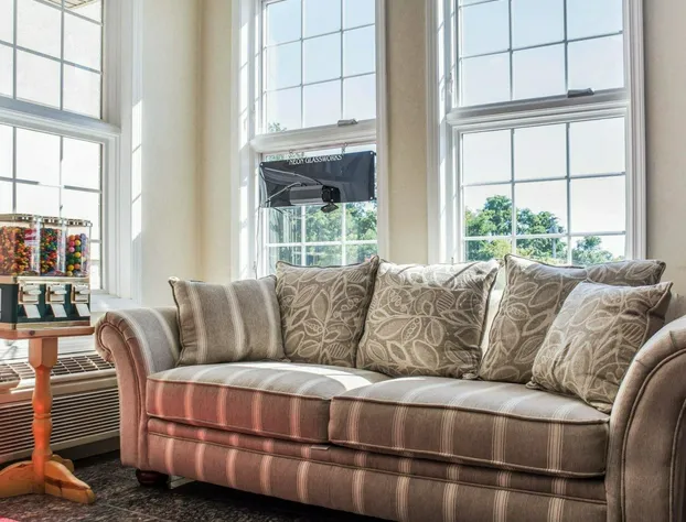 Econo Lodge Inn & Suites Airport hotel detail image 4