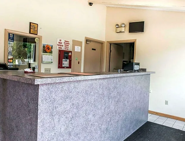 Econo Lodge Waynesburg hotel detail image 2