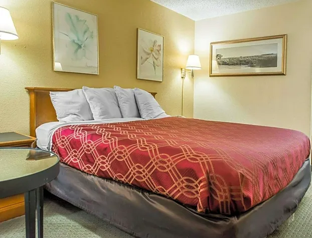 Econo Lodge Waynesburg hotel detail image 4