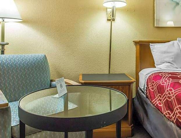 Econo Lodge Waynesburg hotel detail image 3