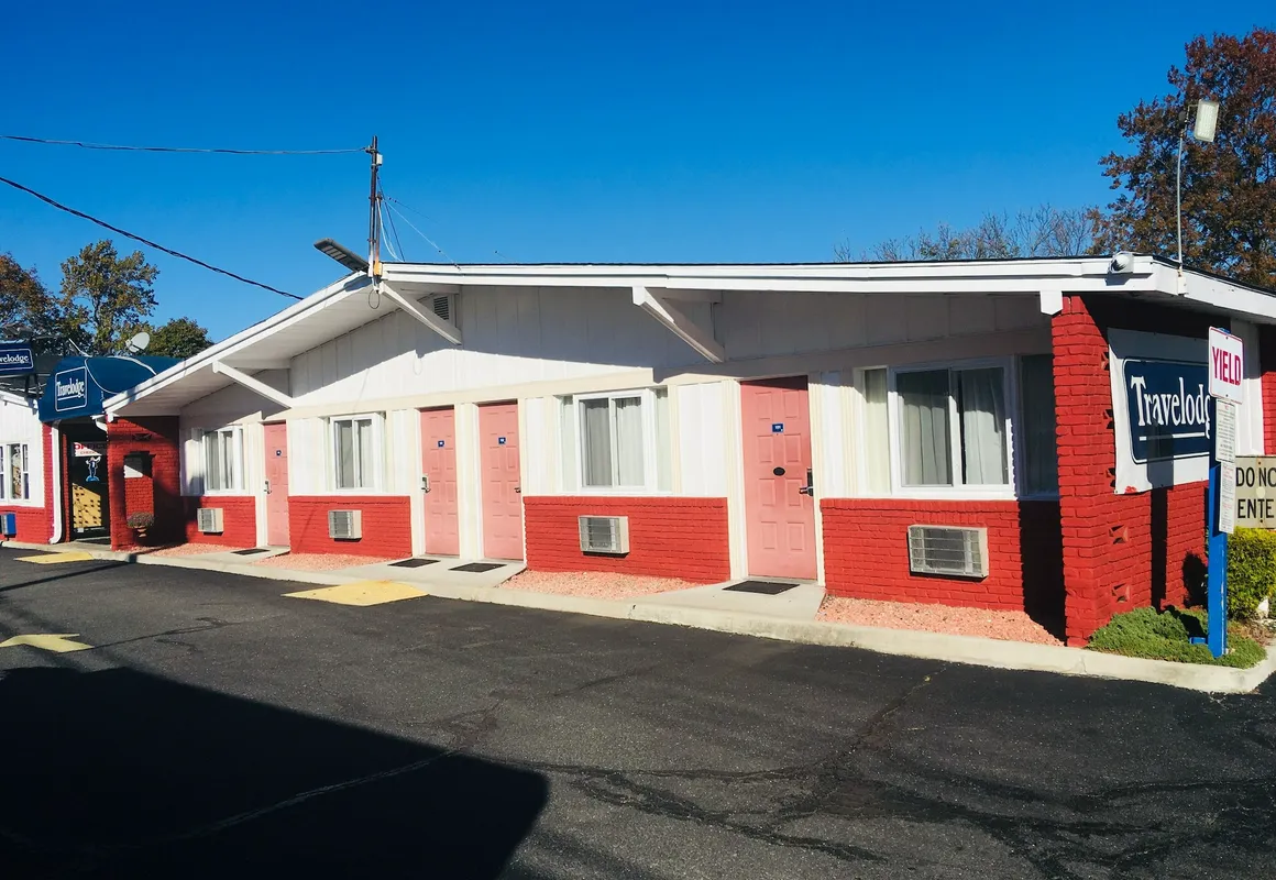 Travelodge by Wyndham Bay Shore Long Island hotel hero