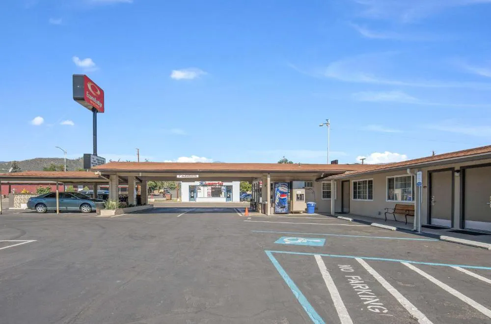 Econo Lodge Inn & Suites Yreka hotel hero