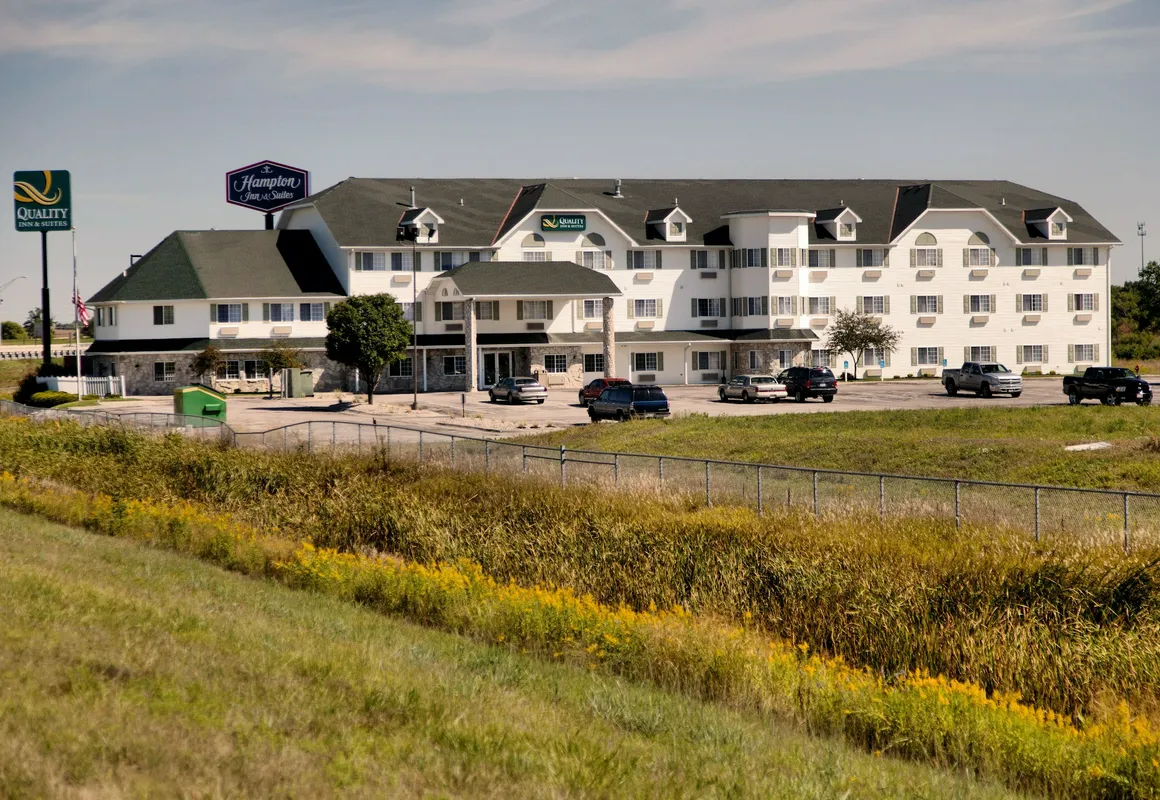 Quality Inn & Suites hotel hero