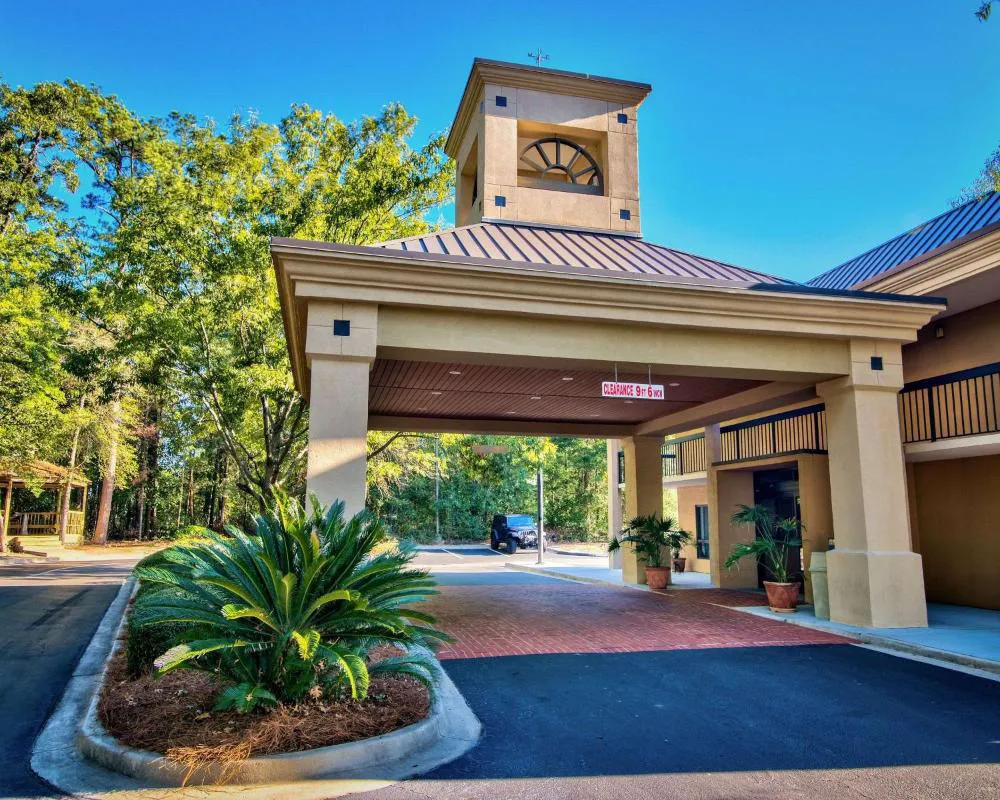 Clarion Inn & Suites Aiken South hotel hero
