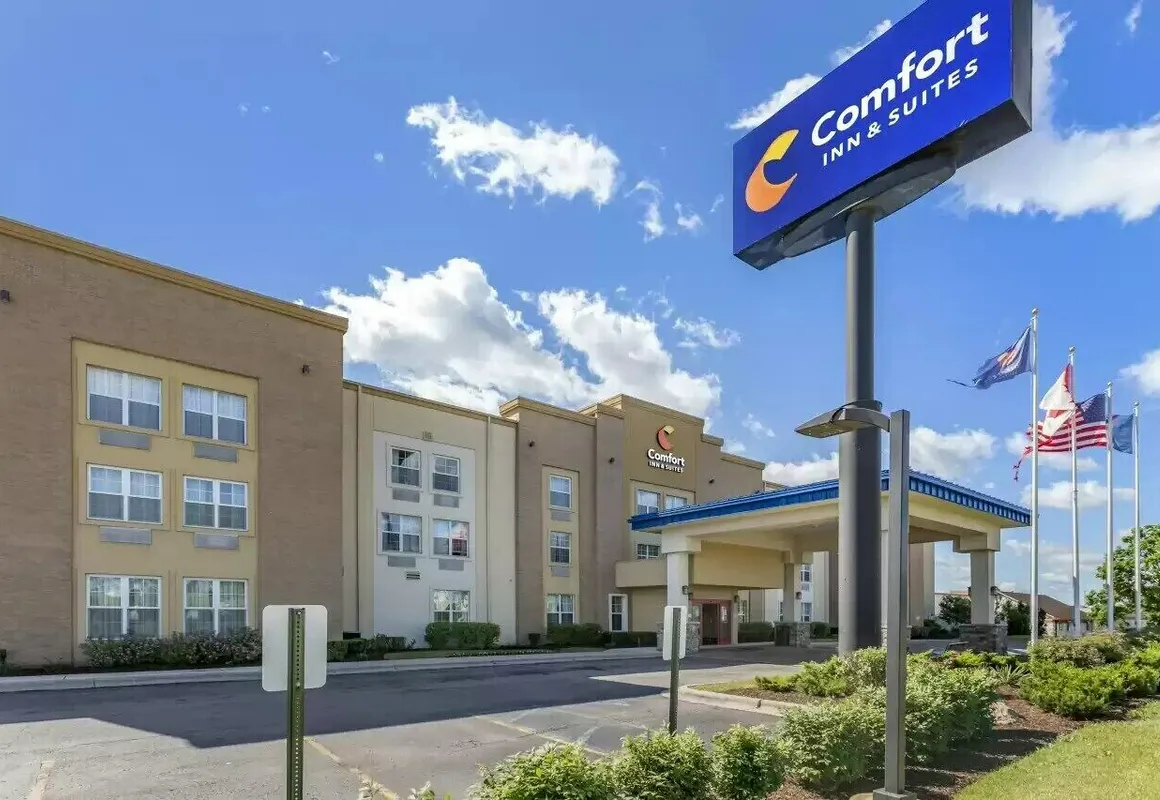 Comfort Inn & Suites hotel hero