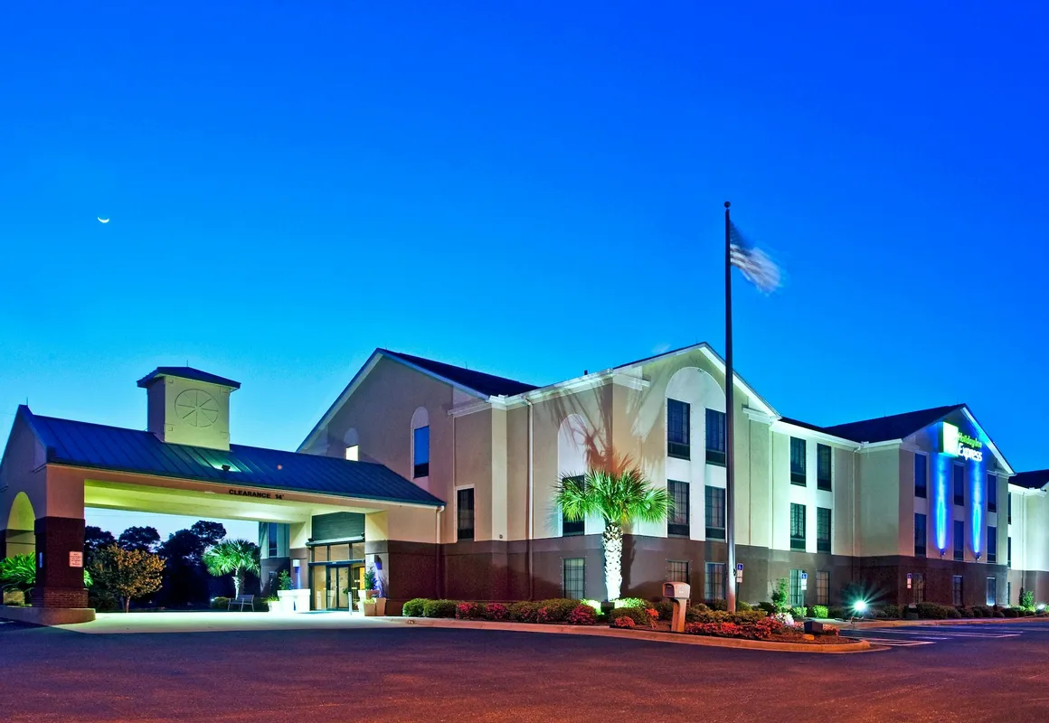 Holiday Inn Express & Suites Milton East I-10 by IHG hotel hero