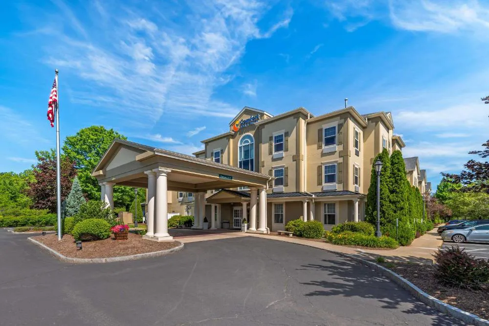 Comfort Inn & Suites hotel hero