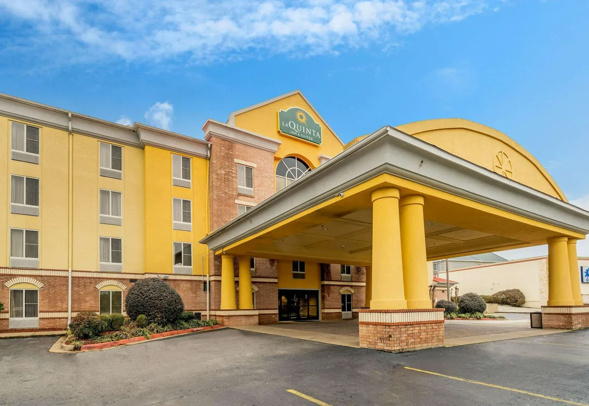 La Quinta Inn & Suites by Wyndham Hot Springs hotel hero