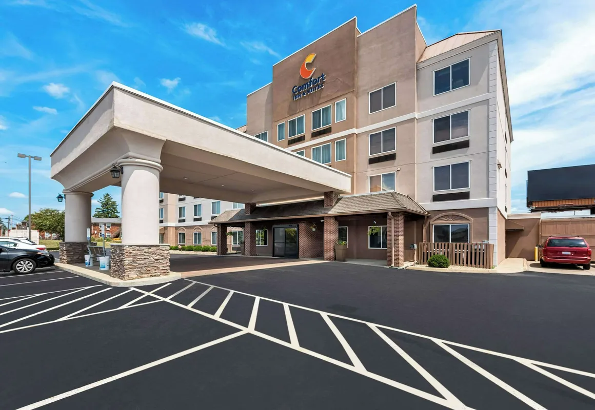 Comfort Inn & Suites Heath - Newark South hotel hero