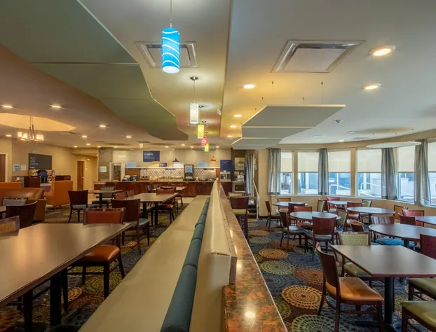 Holiday Inn Express Hotel & Suites Pittsburgh Airport by IHG hotel detail image 3