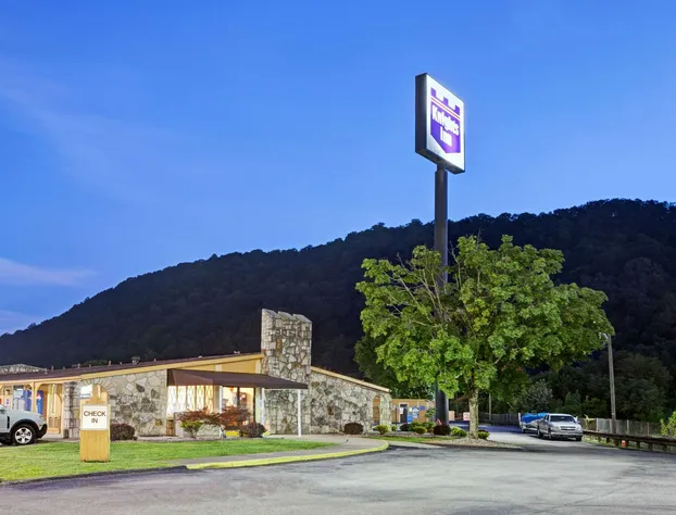 Knights Inn Charleston hotel detail image 1