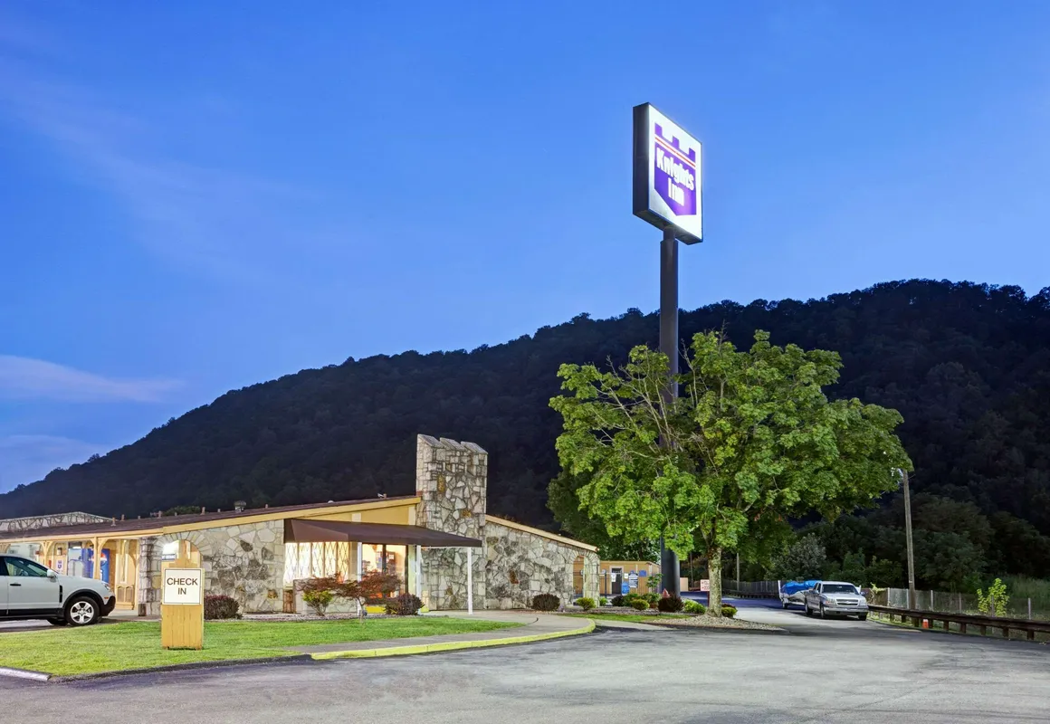 Knights Inn Charleston hotel hero