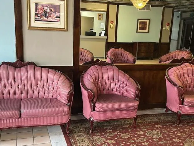 Napoleon Inn & Suits hotel detail image 1