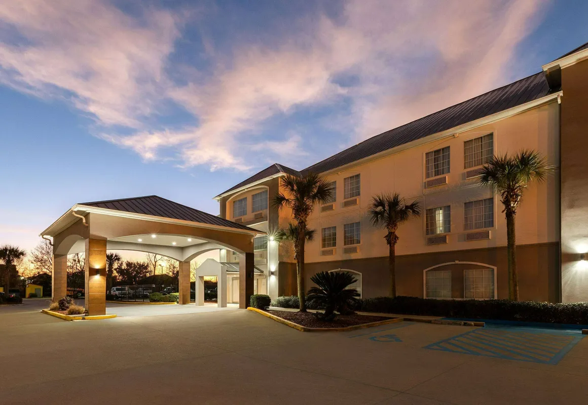 La Quinta Inn & Suites by Wyndham Houma hotel hero