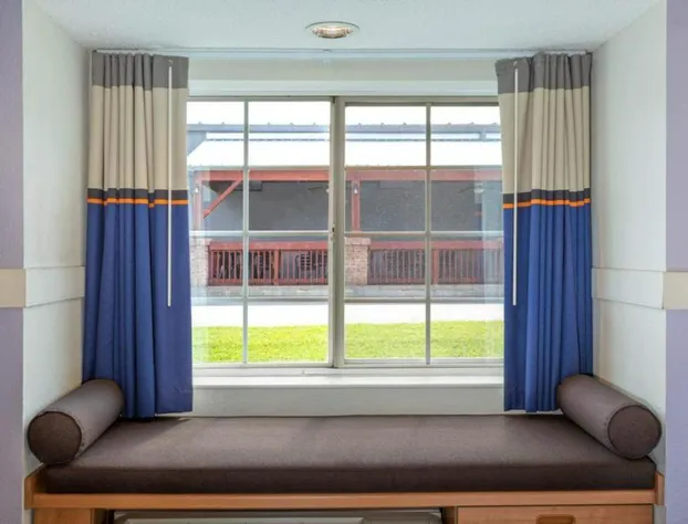 Microtel Inn & Suites by Wyndham Lillington / Campbell Univ hotel detail image 3