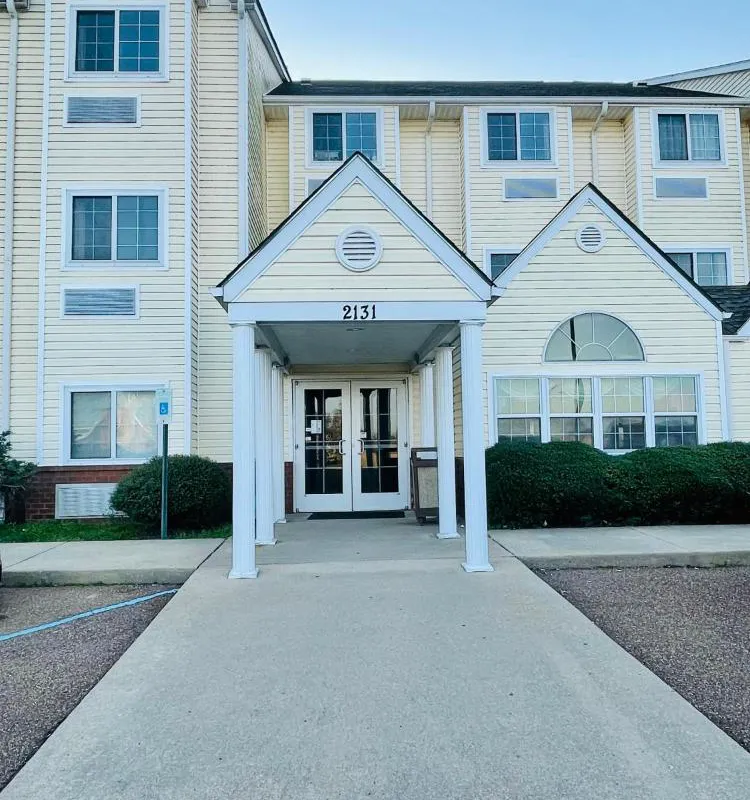 Welcome Inn & Suites hotel hero