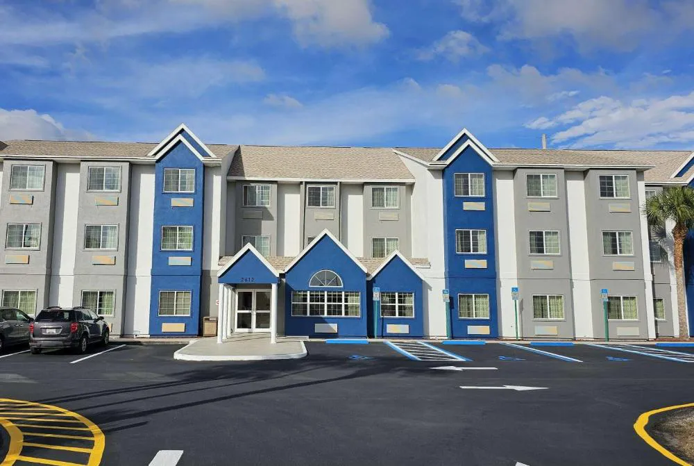 Microtel Inn & Suites by Wyndham Bushnell hotel hero