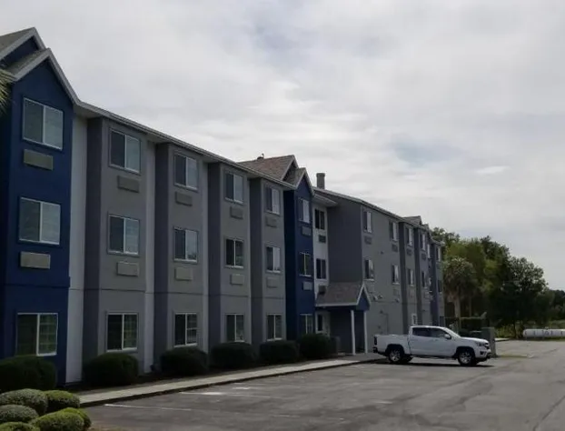 Microtel Inn & Suites by Wyndham Bushnell hotel detail image 1