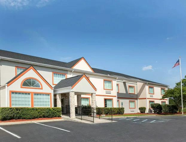 Microtel Inn & Suites by Wyndham Columbia/Fort Jackson N hotel detail image 1