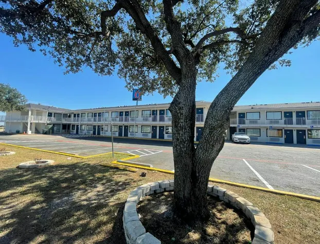 Motel 6 Denton, TX - UNT hotel detail image 2