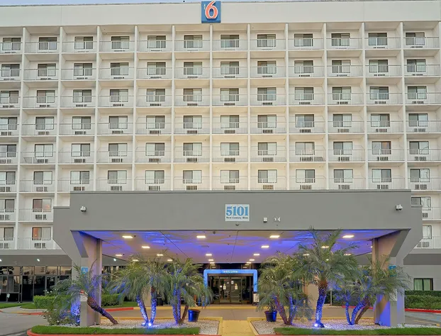 Motel 6 Los Angeles, CA - Los Angeles - LAX hotel detail image 1