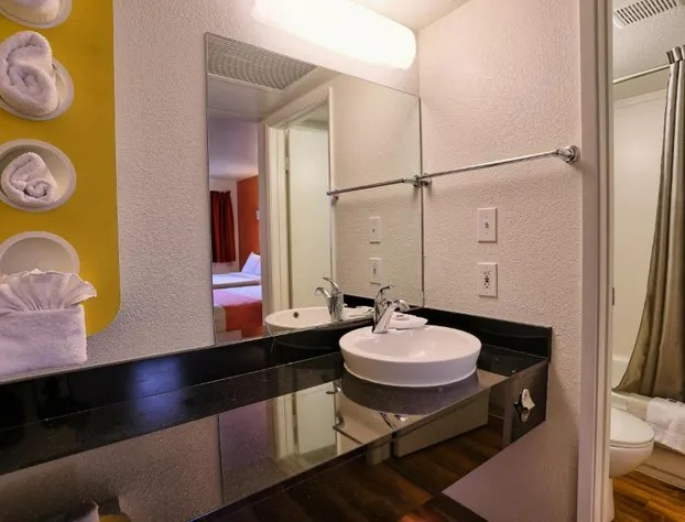 Super 8 by Wyndham Petaluma hotel detail image 4