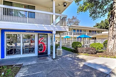 Motel 6 Oakland, CA - Embarcadero hotel detail image 3