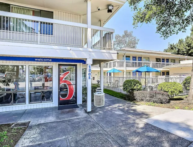 Motel 6 Oakland, CA - Embarcadero hotel detail image 2