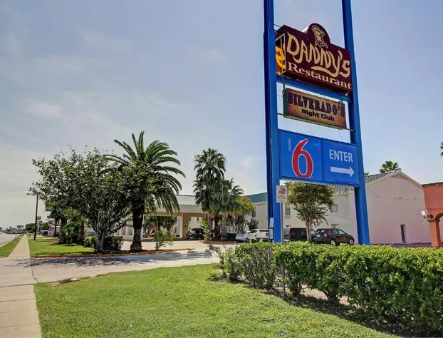 Motel 6 Laredo, TX - North I-35 hotel detail image 1